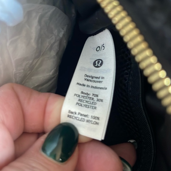 Lululemon NWT Everywhere 2L Fleece Belt Bag, includes reusable Lululemon bag - Picture 12 of 15